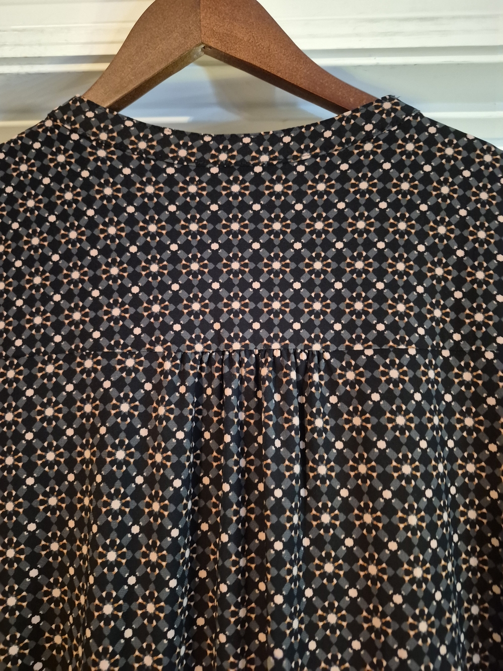 Roz & Ali Black Short-Sleeve Printed V-Neck Top 2x - Picture 5 of 8